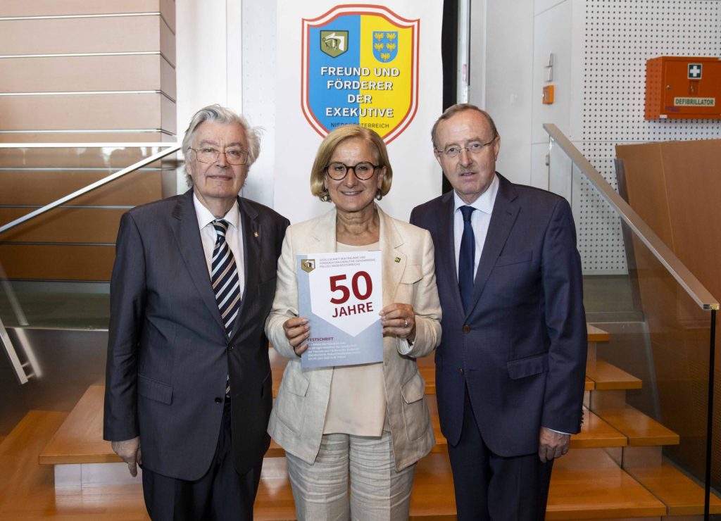 Präsident und Geschäftsführer der Gesellschaft überreichen Festschrift an Landeshauptfrau Mag.a Johanna Mikl-Leitner